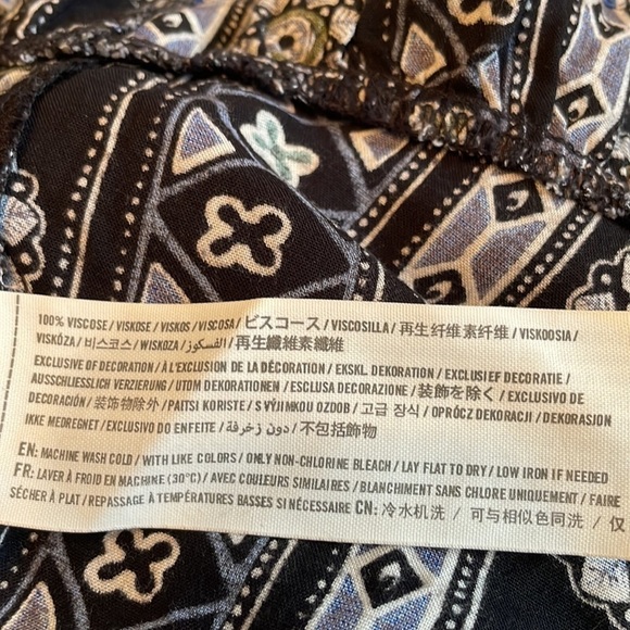 Blue and White Patterned Hollister Tank Romper With Crochet Waist Size M - Picture 8 of 8